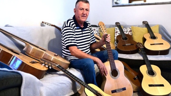 Umirovljenik (69) iz Grobnika otkrio novi hobi u mirovini: 'Meni je svaka nova gitara izazov, nešto što me opušta'