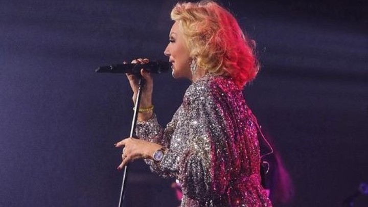 Zbog Lepe Brene ljudima je bilo slabo: Hitna reagirala 6 puta, umirovljenik se popeo na pozornicu