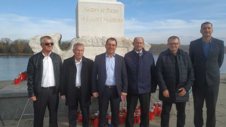 HSU uoči obljetnice u Vukovaru: Odali su počast žrtvama polaganjem vijenaca i svijeća