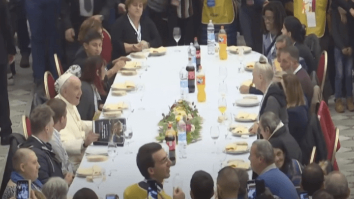 Papa Franjo ručao sa siromašnima: Poslao je poruku 'ljudima s više životne sreće'