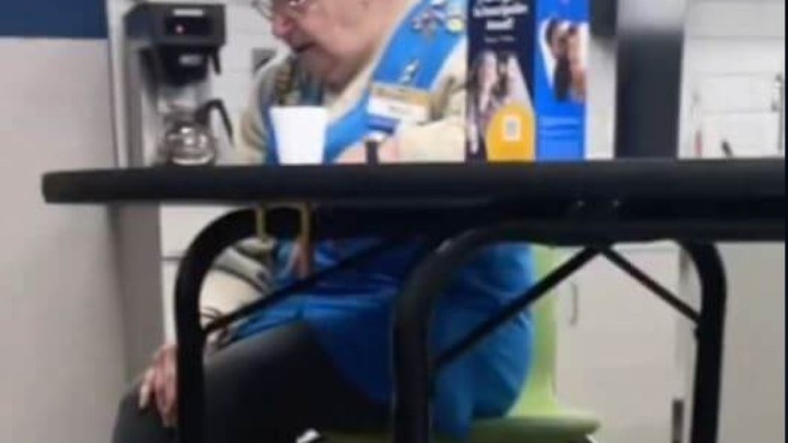 Ova TikTok priča će vas oduševiti: Dečko je sakupio novce za nepoznatu bakicu, kako bi mogla otplatiti kredit