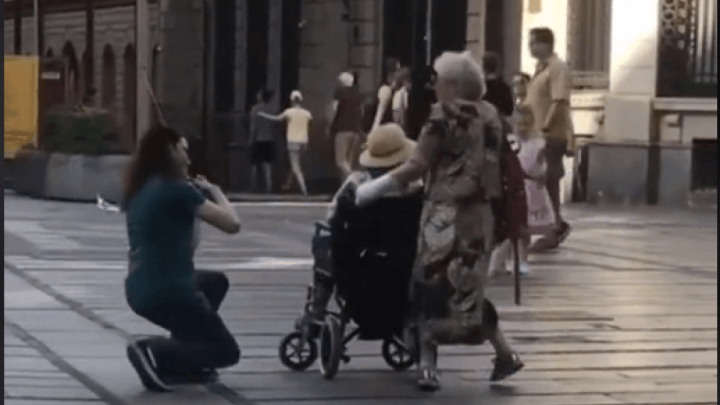 Snimka koja je raznježila mnoge: Dvije umirovljenice plešu s uličnim sviračem nasred Beograda
