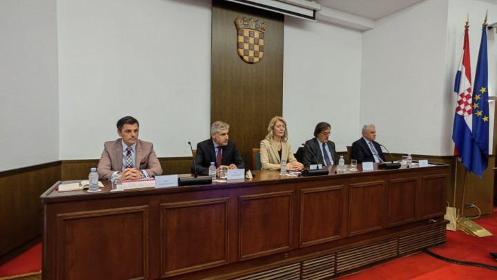 Kako povećati naše mirovine? Okrugli stol na tu temu nije donio odgovor, već je produbio prijepore