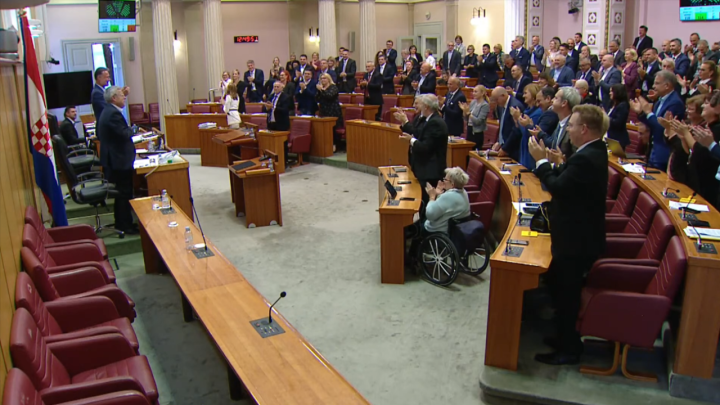 Sabornica zagrmila oproštajnim pljeskom: U mirovinu ide tajnik Ivan Bukarica