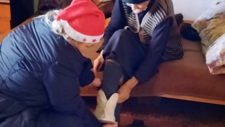 Humanitarna udruga Dobra volja počela je s jednom perilicom i emisijom Provjereno: Stariji ljudi vesele se bananama, čokoladi, jogurtu...