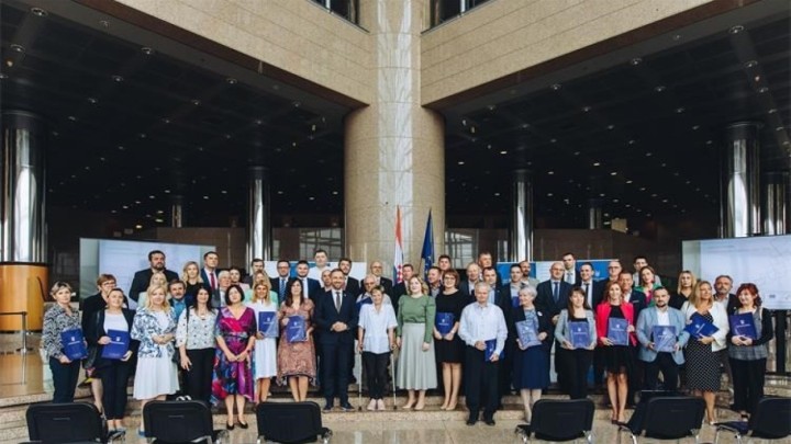 Ministarstvo objavilo kome je uručeno 52 ugovora vrijedno više od 55 milijuna kuna za program Zaželi