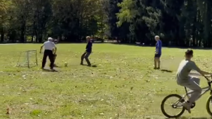 Oni su zaista nogometne ikone: Umirovljenici zaigrali na 'dva mala' u Maksimiru, a djeca...