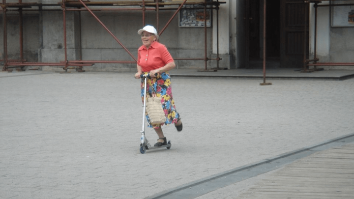 Dijete biciklom udarilo 82-godišnjaka na romobilu i zadalo mu ozljede opasne po život