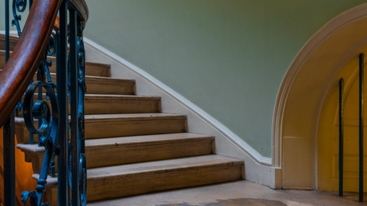 Umirovljenik (69) pijan pao niz stepenice i teško se ozlijedio