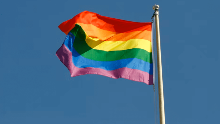 Policija privela 61-godišnjaka jer je oštetio zastavu duginih boja