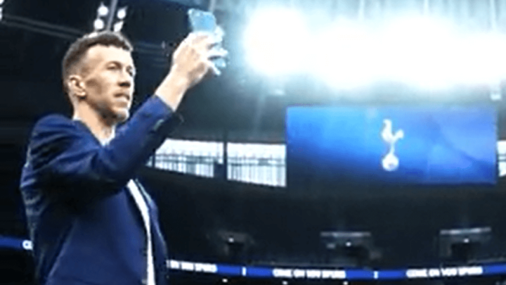 Hrvatski reprezentativac potpisao za novi klub i odmah nazvao baku: "Baba, vidi stadion"