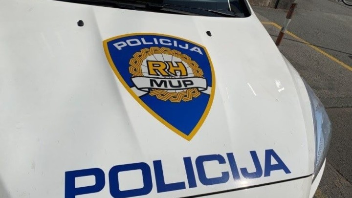 Nervoza u prometu: Žena (67) se posvađala s drugim vozačem i udarila ga automobilom