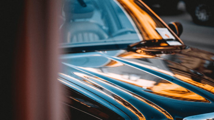 Umirovljenik s Mercedesom poludio na prometnu redarku: "Ti si se meni usudila pisat, kravo jedna!"