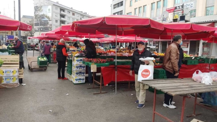 Jagode s tržnice ili iz trgovačkog centra? Usporedili smo prve mjerice!