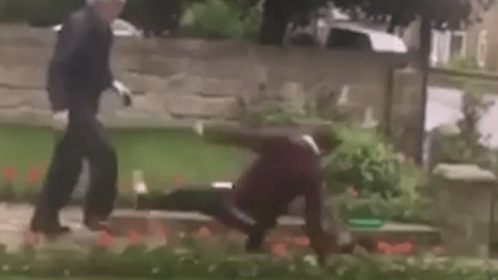 Umirovljenik (74) snimljen kako mlati upola mlađeg susjeda, svađali se oko međe