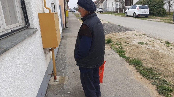 Lucija (67): "Skupljam flaše, nemam dovoljno ni da kupim kruh"