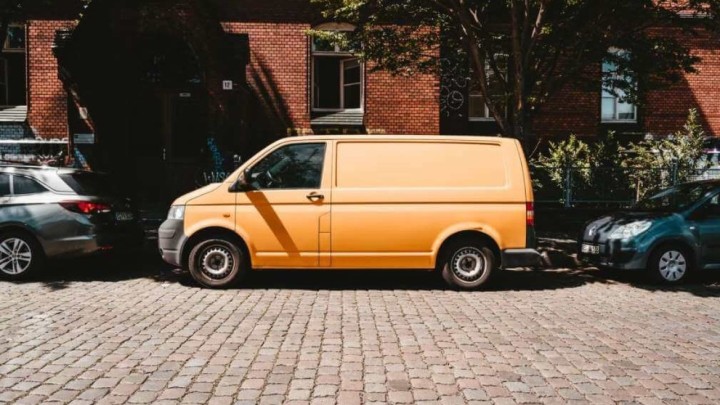 Vozio ukradeni kombi bez vozačke, a kasnije s kuće ukrao satelitski tanjur i klimu