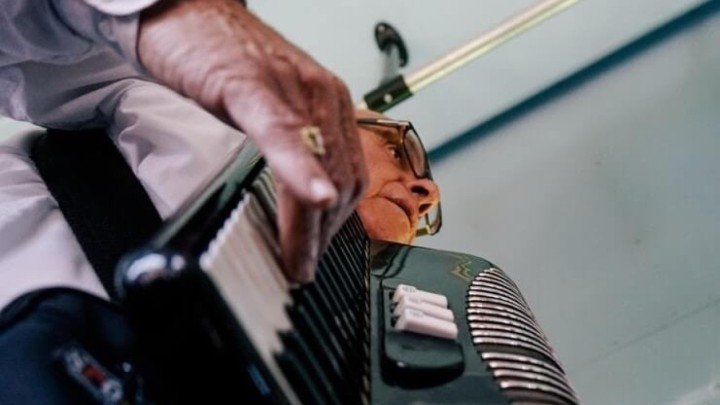 Umirovljeniku (71) iz okolice Bjelovara lopov ukrao harmoniku i špek!