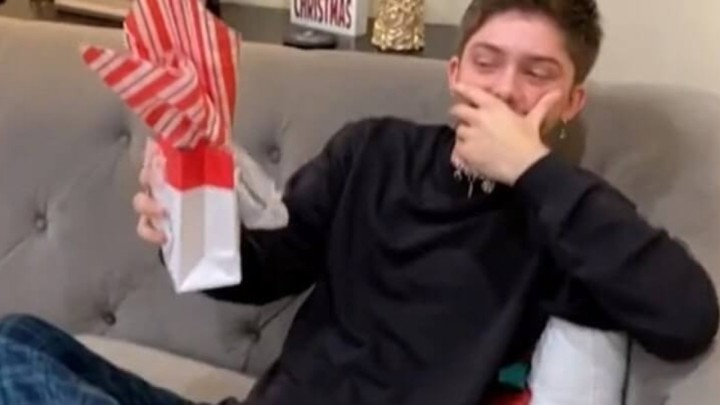 Unuk mislio da će dobiti igraću konzolu, no baka mu je podvalila malo drugačiji poklon