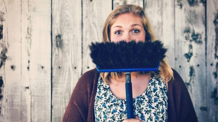 Bakici (71) pukao film pa metlom istukla mladu susjedu (26)