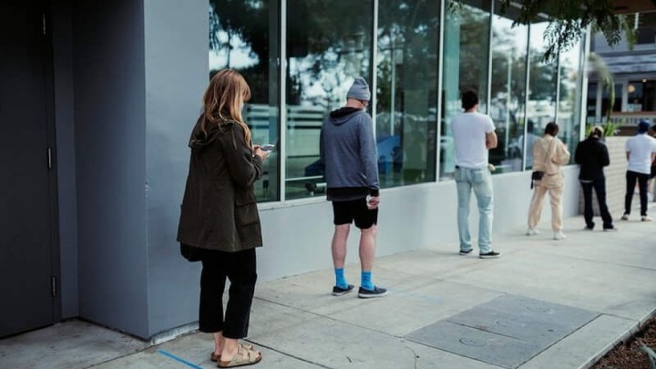 Zbog gužve i čekanja ispred banke pretučen stariji muškarac