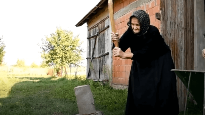 Umirovljenica iz Podravine ima 96 godina i sama cijepa drva: "Bez posla ne bih mogla živjeti"