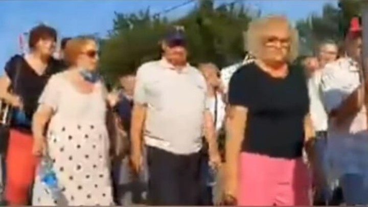 Autobuse pune umirovljenika prevarom umjesto u toplice odveli na Vučićev skup o Oluji