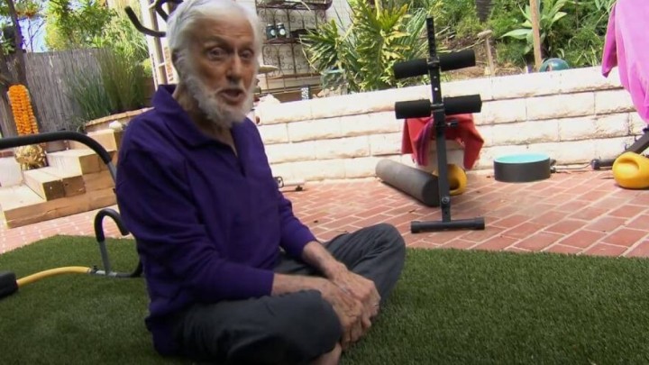 Slavni glumac u 96. godini pokazao kako vježba: "Slušajte me stariji, morate ići naprijed"