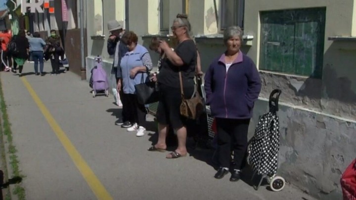 Osječki umirovljenici u redu za hranu: "Mirovina 1100 kuna, ne možeš živjeti od toga"