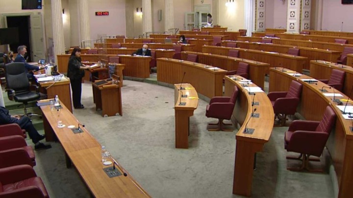 Niste im bitni: Ovako izgleda sabornica dok se raspravlja o važnom umirovljeničkom zakonu