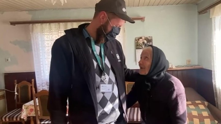 [VIDEO] Baka Nada pronašla visokog i zgodnog mladića: "Aj ti baba, veli, probaj!"