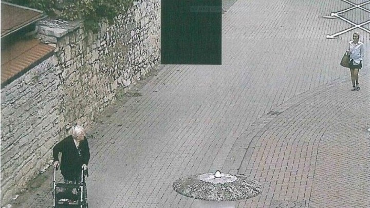 Policija objavila snimku pljačke: Umirovljenica mislila da 13.000 eura daje unuku u nevolji