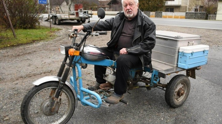 Svestrani bajker (72) u mirovini složio svoju makinu: Na Tomosa je instalirao i spremnik za rakete!