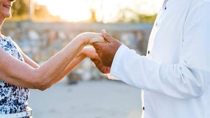 [VIDEO] Unijeli malo vedrine: Umirovljenički par spontano zaplesao na splitskoj rivi