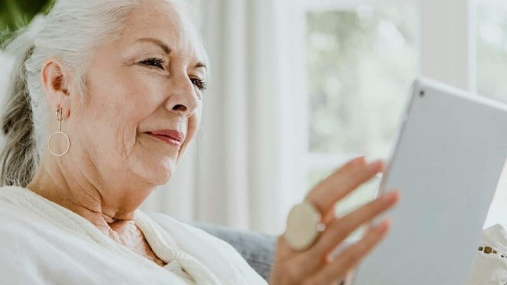 Volonteri će umirovljenike podučavati kako obaviti video poziv