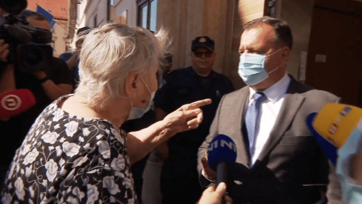 Beroš jedva ušao u zgradu Vlade, ljutita umirovljenica vikala na njega