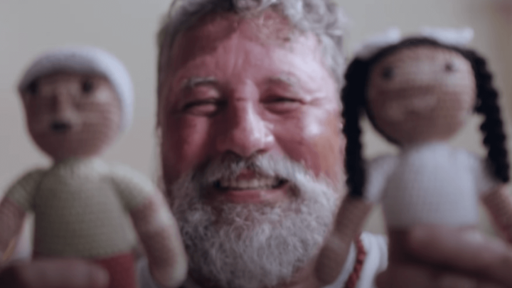 Simpatični djed plete zanimljive lutke za djecu s rijetkim kožnim bolestima, pokrenuo je pravi trend!