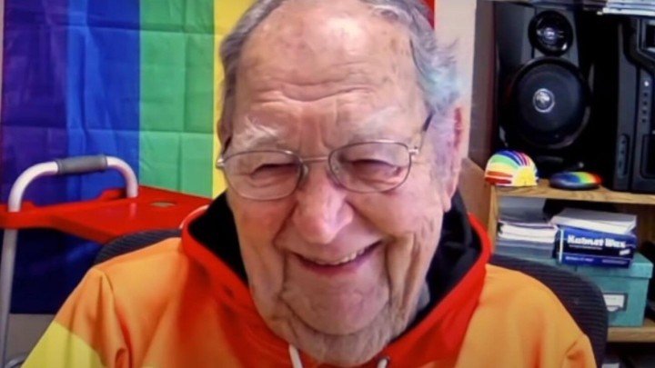 Umirovljeni djed (90) nakon desetljeća i desetljeća skrivanja "izašao iz ormara"