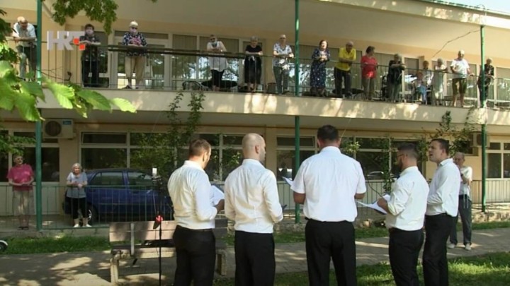 Klapa Sv. Ilije donijela pjesmu i veselje stanarima osječkog Doma za starije