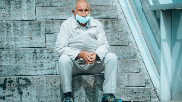 Tinejdžer slomio kuk umirovljeniku, naljutilo ga što nije nosio masku