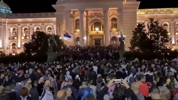 Vučić najavio policijski sat zbog korone, na ulicama Beograda izbili veliki neredi