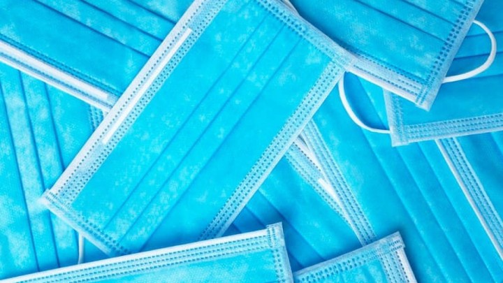 Još jedan grad dijeli maske umirovljenicima koji se voze javnim prijevozom