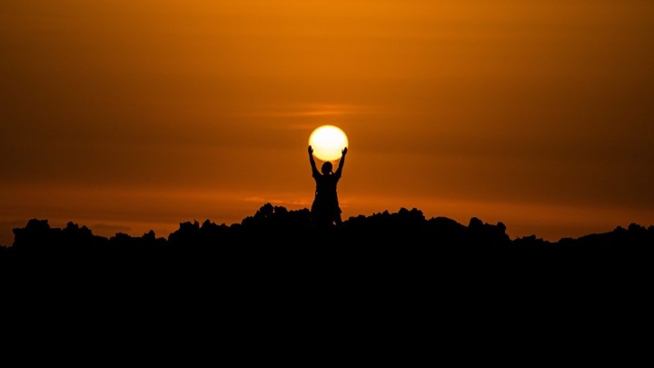 Ovako se svako jutro pozdravlja Sunce. Prakticirajte jogu prilagođenu starijim osobama!