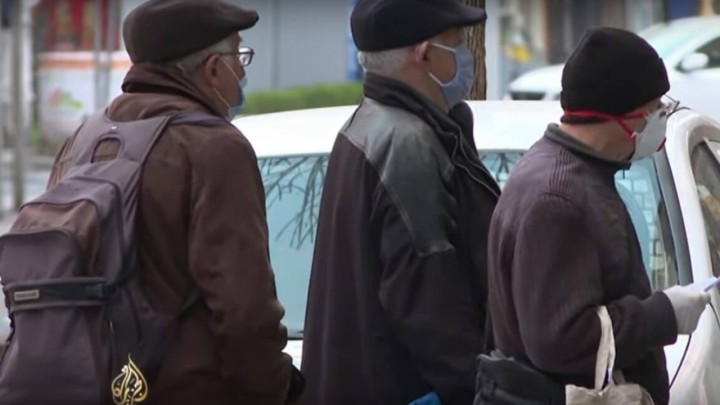 Stroge mjere: Stariji izašli u 3 ujutro kako bi kupili brašno, kvasac i lijekove