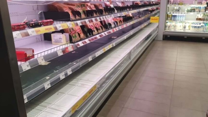 Prazne police s mesom, kupuju se kištre, fali dezinficijensa, porasle cijene voća i povrća...