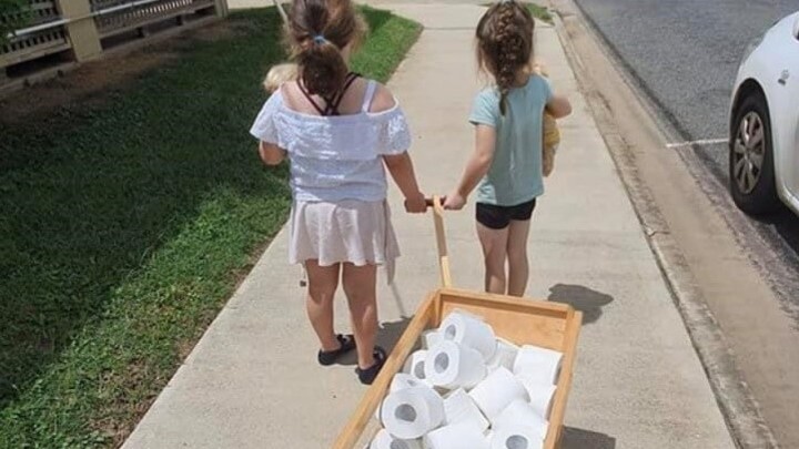 Djevojčice novcem od "zubić vile" kupile i podijelile WC papir umirovljenicima