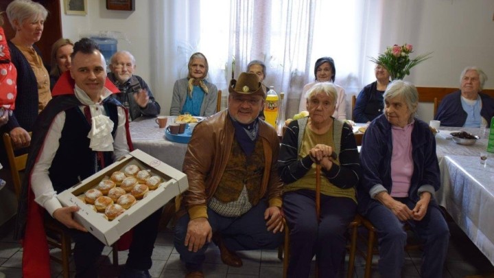 Slastičar podijelio 500 krafni umirovljenicima: "Treba udariti kontru, okrenuti sve na pozitivne misli"