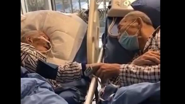 Potresna snimka rastanka 80-godišnjeg para oboljelog od koronavirusa