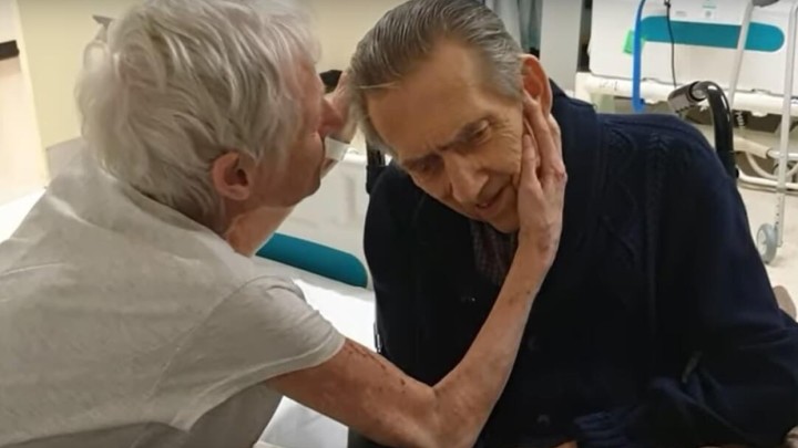 [VIDEO] Pogledajte emotivni susret starog bračnog para nakon četiri mjeseca razdvojenosti