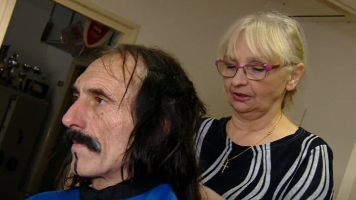 Umirovljena frizerka Ana besplatno šiša beskućnike: "Treba pomoći!"